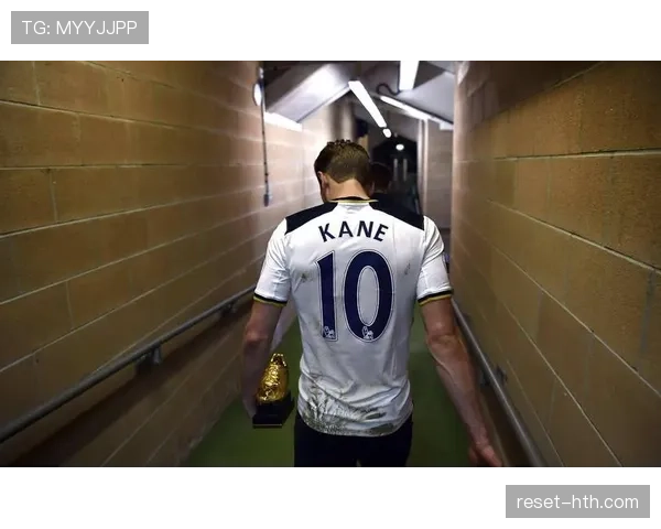 贝肯鲍尔欧洲杯表现稳健,领衔西德队防线展现核心作用 贝肯鲍尔欧洲杯表现稳健,领衔西德队防线展现核心作用