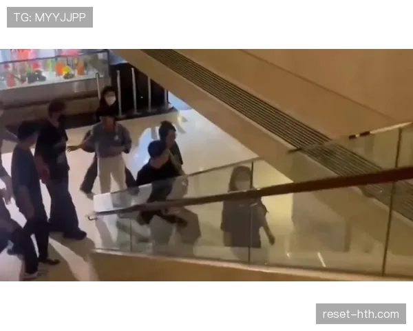 萨卡买豪车当街开，路人以为明星出门遛弯呢！